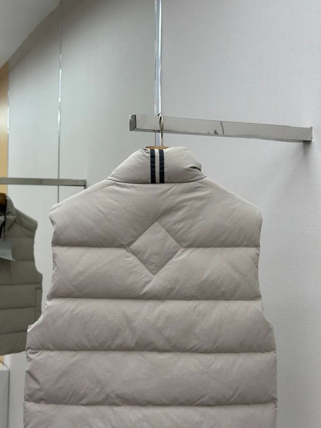 P690 CANADA GOOSE Canada Goose Badge Down Vest Fabric selection: The use of high-quality protective nylon fabric not only enhances the wear resistance of the surface, but also takes into account wind resistance, ensuring excellent performance in various harsh weather conditions.  90 national standard high-quality white duck down: selected high-loft down, weighing 160g, light and warm, with excellent temperature locking performance and good resilience.  Three-dimensional quilting process: Precision thread reinforcement to prevent velvet drilling and ensure that the fluffy and resilient elasticity lasts as new.  Details: The ribbon is woven with polyester as the base, and the brand letters are decorated on the ribbon through high-precision computer embroidery. The edges of the pattern are clear, the stitches are fine and even, and multiple layers of embroidery thread are stacked to enhance the three-dimensional effect. Accessories: One-to-one customized logo, one-to-one customized zipper puller, one-to-one customized three-label SIZE: S M L XL